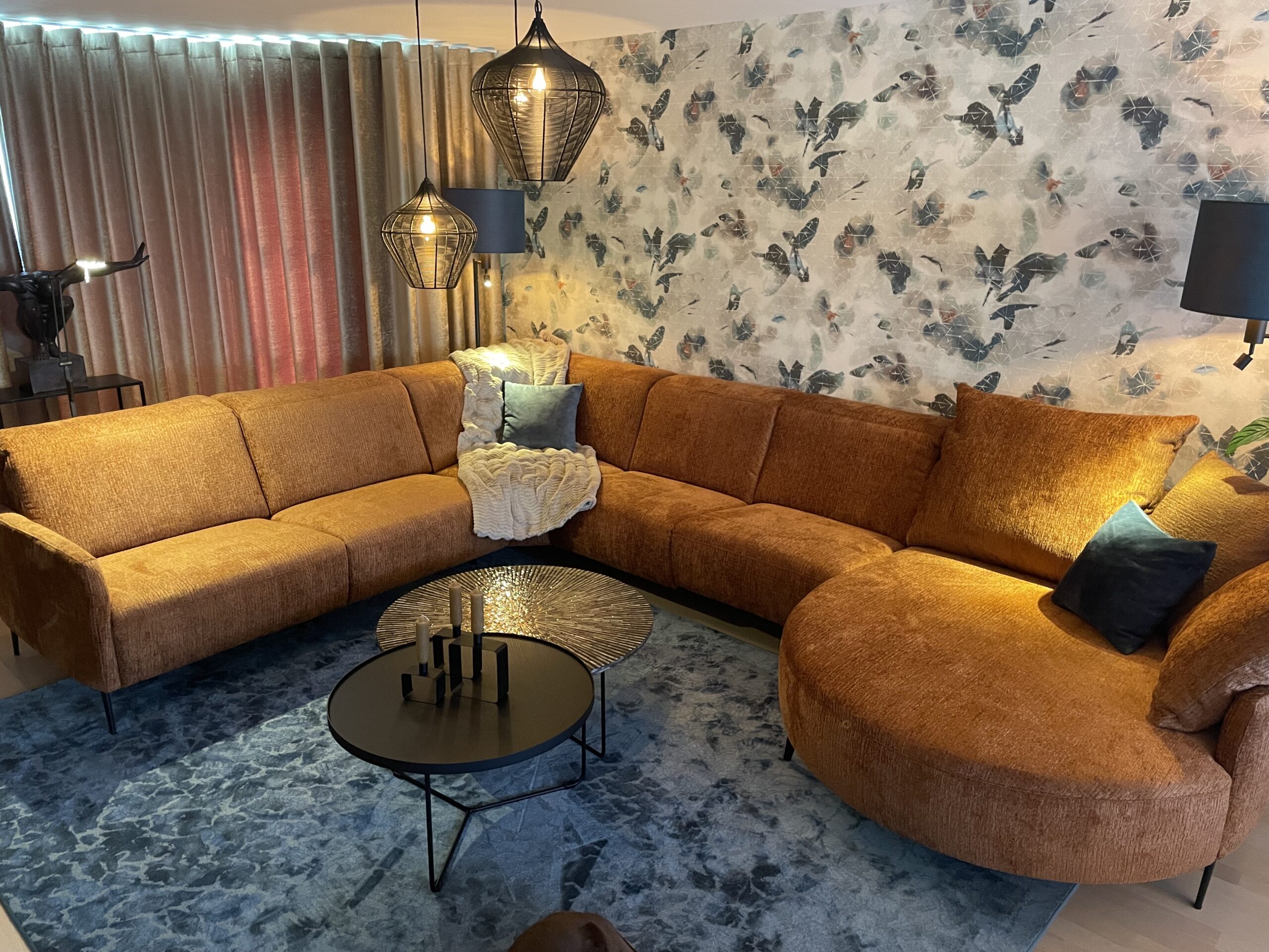 Ontdek hoe je jouw interieurinrichting met zitbank naar een hoger niveau tilt door slimme combinaties van lampen en accessoires. Creëer harmonie en stijl.