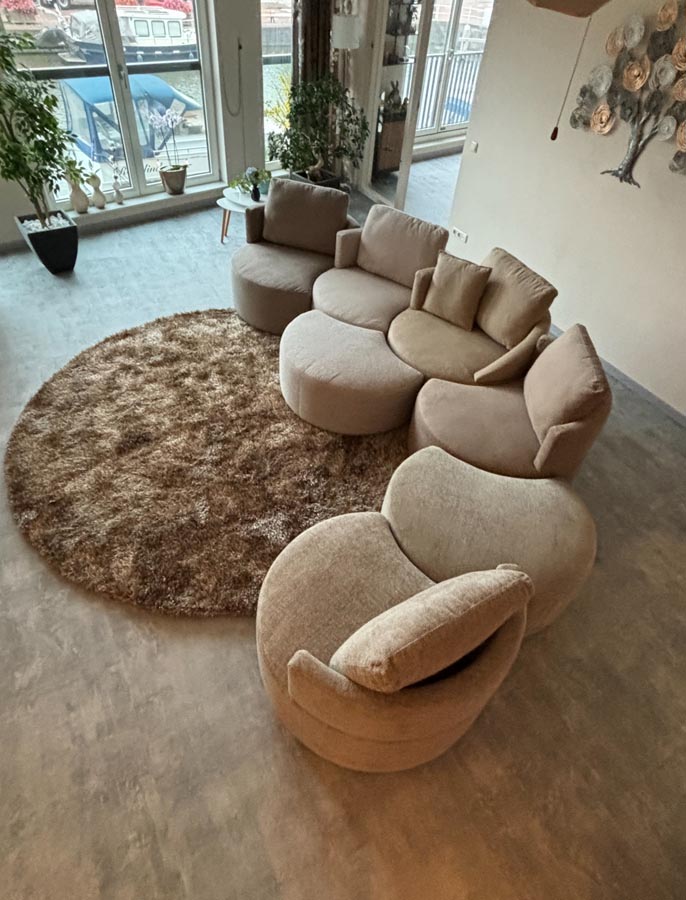 Waarom interieuradvies op maat onmisbaar is bij high-end woninginrichting(± 660 woorden)

Een high-end interieur gaat verder dan alleen mooie meubels. Het draait om balans, harmonie en een gevoel van luxe dat door de hele woning voelbaar is. Voor veel mensen is het lastig om die complete uitstraling zelf samen te stellen. Kleuren matchen niet, meubels passen net niet goed, materialen vloeken, of de ruimte voelt te druk of juist te kaal. Precies om die reden is interieuradvies op maat geen luxe, maar een onmisbaar onderdeel van high-end woninginrichting. Bij De Bankenfabriek helpen we klanten dagelijks om hun woning om te vormen tot een plek die rust, samenhang en karakter uitstraalt. In deze blog vertellen we waarom maatwerkinterieuradvies het verschil maakt.

1. Een interieurontwerp dat echt bij je past

Iedereen heeft een eigen stijl, maar die stijl vertalen naar een compleet interieur is vaak lastig. Je kunt een mooie bank kiezen, een trendy kleur op de muur zetten en een stijlvol vloerkleed uitzoeken, maar dat betekent nog niet dat het samen één geheel vormt. Onze interieuradviseurs beginnen daarom altijd met een persoonlijk gesprek. We willen weten wie je bent, hoe je leeft en wat je belangrijk vindt in je woning.

Ben je iemand die van rust en zachte tinten houdt? Of mag het interieur wat uitgesprokener? Hou je van natuurlijke materialen, of juist van strakke lijnen? Door jouw identiteit als vertrekpunt te nemen, ontstaat er vanzelf een ontwerp dat echt bij je past.

2. Een maatwerkbank als het hart van de ruimte

De bank is vaak het meest gebruikte meubelstuk in huis — en daarmee ook het belangrijkste. In high-end interieurontwerpen vormt de bank vaak de basis van de rest van de inrichting. Omdat onze banken volledig op maat gemaakt worden, kunnen we exact bepalen welke vorm, grootte en stof het beste past bij jouw interieur.

Of je nu kiest voor een royale hoekbank, een elegante rechte bank of een U-opstelling: we stemmen het ontwerp volledig af op de ruimte én op de manier waarop jij het liefst leeft. De juiste bank zorgt ervoor dat de rest van het interieur veel makkelijker op z’n plek valt.

3. Samenhang in kleur, vorm en materiaal

Een woning oogt pas echt luxe wanneer alles met elkaar verbonden is. Kleuren die elkaar versterken, materialen die harmonie creëren en vormen die elkaar aanvullen. Dit is een van de grootste voordelen van interieuradvies op maat. Wij bepalen niet alleen de juiste kleur op de muur, maar ook hoe die kleur samenwerkt met de bank, de vloer, de verlichting en de accessoires.

We creëren balans door:

kleuren zorgvuldig te combineren

materialen te kiezen die rust en diepte toevoegen

contrasten subtiel te gebruiken voor karakter

lichtpunten strategisch te plaatsen

Het resultaat? Een interieur dat luxe uitstraalt zonder overweldigend te zijn.

4. Voorkomen van miskopen

Een te grote bank, een verkeerde kleur, een kast die rommelig oogt, verlichting die niet matcht… Veel mensen herkennen het wel: een aankoop die in de winkel prachtig lijkt, maar thuis compleet anders uitpakt. Met interieuradvies op maat voorkomt De Bankenfabriek precies dit soort miskopen.

Wij kijken naar de ruimte, de lichtinval, de verhoudingen en de zichtlijnen. Hierdoor kunnen we keuzes maken die niet alleen mooi zijn, maar ook praktisch en duurzaam. Een doordachte aankoop gaat veel langer mee en zorgt voor meer woonplezier.

5. Volledige ontzorging van begin tot eind

High-end woninginrichting vraagt om tijd, aandacht en vakmanschap. Voor veel mensen is het simpelweg te veel om zelf te regelen. Daarom biedt De Bankenfabriek complete begeleiding: van het ontwerp, tot de materiaalkeuze, tot de uiteindelijke styling. Jij hoeft niet van winkel naar winkel, geen kleuren te vergelijken of eindeloos te twijfelen. Wij nemen alles uit handen — met als resultaat een interieur dat klopt tot in de kleinste details.

6. Een interieur dat rust, luxe en tijdloosheid uitstraalt

Wanneer alle elementen op elkaar zijn afgestemd, ontstaat er een interieur dat rust brengt. Een woning waar je na een drukke dag thuiskomt en meteen ontspant. Een ruimte die luxe uitstraalt zonder schreeuwerig te zijn. En bovenal: een interieur dat tijdloos is, zodat je er jarenlang plezier van hebt.

Onze klanten ervaren keer op keer hetzelfde:

“Ik wist niet dat mijn woning zo mooi kon worden.”

En dat is precies waarom interieuradvies op maat zo waardevol is.

De-interieurspecialist.nl
De-bankenfabriek.nl
Eetstoelenfabriek.nl
Fabriekmeubels.nl
Zitbankenopmaat.nl

Tel. 072-5616126
Mob. 06-22694323
